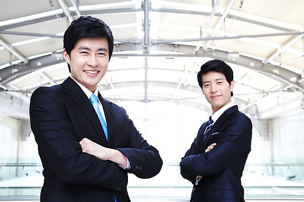 포토 JPG 라이프스타일 남자 맨라이프 포즈 비즈니스 모션 성공 건물안 실내 서기 미소 웃음 사람 동양인 정장 손짓 상반신 20대 성인 두명 라이프 비즈니스라이프 기쁨 한국인 우승 직장인 비즈니스맨 남자만 성인남자만 청년만 청년남자만 성인만 국내포토 직업 옷 감정 컨셉 표정 인종 청년 내부 생활 최고 파일형식