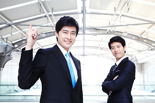 포토 JPG 라이프스타일 남자 맨라이프 포즈 비즈니스 모션 성공 건물안 실내 서기 미소 웃음 사람 동양인 정장 손짓 상반신 20대 성인 두명 라이프 비즈니스라이프 기쁨 한국인 우승 직장인 비즈니스맨 남자만 성인남자만 청년만 청년남자만 성인만 국내포토 직업 옷 감정 컨셉 표정 인종 청년 내부 생활 최고 파일형식