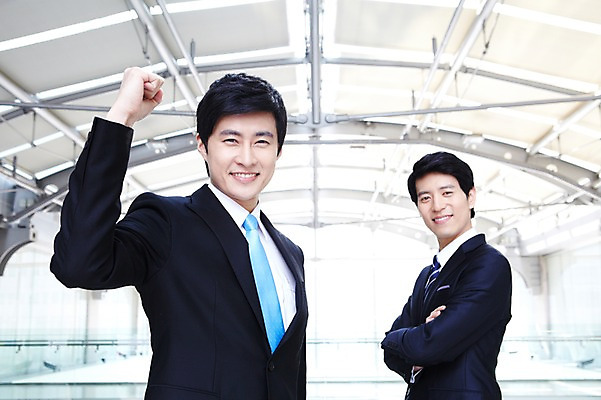 포토 JPG 라이프스타일 남자 맨라이프 포즈 비즈니스 모션 성공 건물안 실내 서기 미소 웃음 사람 동양인 정장 손짓 상반신 20대 성인 두명 라이프 비즈니스라이프 기쁨 한국인 우승 직장인 비즈니스맨 남자만 성인남자만 청년만 청년남자만 성인만 국내포토 직업 옷 감정 컨셉 표정 인종 청년 내부 생활 최고 파일형식