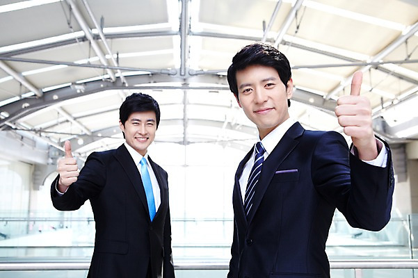 포토 JPG 라이프스타일 남자 맨라이프 포즈 비즈니스 모션 성공 건물안 실내 서기 미소 웃음 사람 동양인 정장 손짓 상반신 20대 성인 두명 라이프 비즈니스라이프 기쁨 한국인 우승 직장인 비즈니스맨 남자만 성인남자만 청년만 청년남자만 성인만 국내포토 직업 옷 감정 컨셉 표정 인종 청년 내부 생활 최고 파일형식