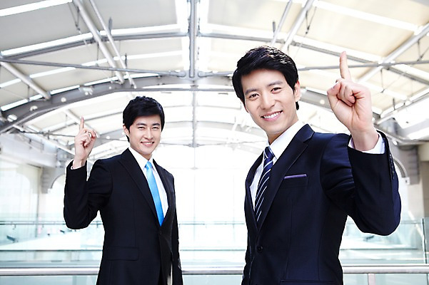 포토 JPG 라이프스타일 남자 맨라이프 포즈 비즈니스 모션 성공 건물안 실내 서기 미소 웃음 사람 동양인 정장 손짓 상반신 20대 성인 두명 라이프 비즈니스라이프 기쁨 한국인 우승 직장인 비즈니스맨 남자만 성인남자만 청년만 청년남자만 성인만 국내포토 직업 옷 감정 컨셉 표정 인종 청년 내부 생활 최고 파일형식