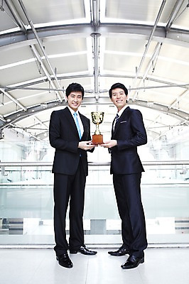 포토 JPG 전신 라이프스타일 남자 맨라이프 포즈 비즈니스 모션 성공 건물안 실내 서기 웃음 들기 사람 동양인 정장 20대 성인 두명 라이프 비즈니스라이프 기쁨 한국인 우승 직장인 비즈니스맨 상 트로피 남자만 성인남자만 청년만 청년남자만 성인만 국내포토 직업 옷 감정 컨셉 표정 인종 청년 내부 생활 최고 상_우승 상패 파일형식