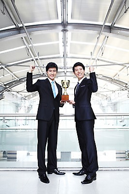 포토 JPG 전신 라이프스타일 남자 맨라이프 포즈 비즈니스 모션 성공 건물안 실내 서기 웃음 들기 사람 동양인 정장 손짓 20대 성인 두명 라이프 비즈니스라이프 기쁨 한국인 우승 직장인 비즈니스맨 상 트로피 남자만 성인남자만 청년만 청년남자만 성인만 국내포토 직업 옷 감정 컨셉 표정 인종 청년 내부 생활 최고 상_우승 상패 파일형식