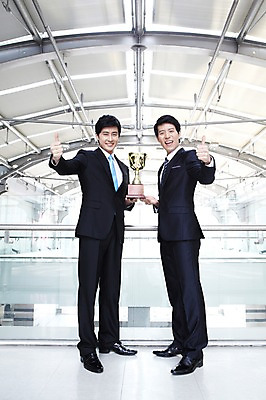포토 JPG 전신 라이프스타일 남자 맨라이프 포즈 비즈니스 모션 성공 건물안 실내 서기 웃음 들기 사람 동양인 정장 손짓 20대 성인 두명 라이프 비즈니스라이프 기쁨 한국인 우승 직장인 비즈니스맨 상 트로피 남자만 성인남자만 청년만 청년남자만 성인만 국내포토 직업 옷 감정 컨셉 표정 인종 청년 내부 생활 최고 상_우승 상패 파일형식
