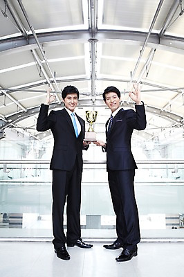 포토 JPG 전신 라이프스타일 남자 맨라이프 포즈 비즈니스 모션 성공 건물안 실내 서기 웃음 들기 사람 동양인 정장 손짓 20대 성인 두명 라이프 비즈니스라이프 기쁨 한국인 우승 직장인 비즈니스맨 상 트로피 남자만 성인남자만 청년만 청년남자만 성인만 국내포토 직업 옷 감정 컨셉 표정 인종 청년 내부 생활 최고 상_우승 상패 파일형식