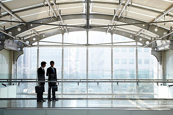 포토 JPG 전신 라이프스타일 남자 맨라이프 포즈 서류가방 가방 비즈니스 모션 성공 회의 건물안 실내 대화 서기 들기 사람 동양인 정장 20대 성인 두명 라이프 비즈니스라이프 모임 한국인 직장인 비즈니스맨 목표 계획 열정 남자만 성인남자만 청년만 청년남자만 성인만 국내포토 직업 잡화 옷 감정 컨셉 말하기 인종 청년 내부 생활 파일형식