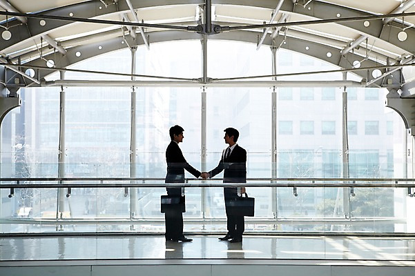 포토 JPG 전신 라이프스타일 남자 맨라이프 포즈 서류가방 가방 비즈니스 모션 성공 회의 협력 악수 건물안 실내 협상 서기 들기 사람 동양인 정장 손짓 20대 성인 두명 라이프 비즈니스라이프 마주보기 거래 모임 한국인 직장인 비즈니스맨 목표 계획 열정 남자만 성인남자만 청년만 청년남자만 성인만 국내포토 직업 잡화 옷 감정 컨셉 인종 청년 내부 생활 파일형식