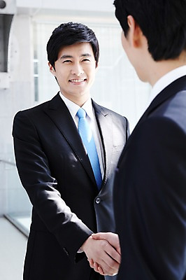 포토 JPG 라이프스타일 남자 맨라이프 포즈 비즈니스 모션 성공 회의 협력 악수 건물안 실내 협상 서기 사람 동양인 정장 손짓 상반신 20대 성인 두명 라이프 비즈니스라이프 마주보기 거래 모임 한국인 직장인 비즈니스맨 목표 계획 열정 남자만 성인남자만 청년만 청년남자만 성인만 국내포토 직업 옷 감정 컨셉 인종 청년 내부 생활 파일형식