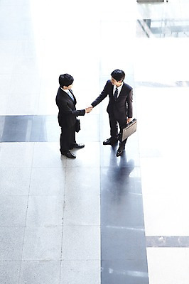 포토 JPG 전신 라이프스타일 남자 맨라이프 포즈 서류가방 가방 비즈니스 모션 성공 회의 협력 악수 건물안 실내 협상 서기 들기 사람 동양인 정장 손짓 20대 성인 두명 라이프 비즈니스라이프 하이앵글 마주보기 거래 모임 한국인 직장인 비즈니스맨 목표 계획 열정 남자만 성인남자만 청년만 청년남자만 성인만 국내포토 직업 잡화 옷 감정 뷰포인트 컨셉 인종 청년 내부 생활 파일형식