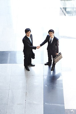 포토 JPG 전신 라이프스타일 응시 남자 맨라이프 포즈 서류가방 가방 비즈니스 모션 성공 회의 협력 악수 건물안 실내 협상 서기 들기 사람 동양인 정장 손짓 20대 성인 두명 라이프 비즈니스라이프 하이앵글 마주보기 거래 모임 한국인 직장인 비즈니스맨 목표 계획 열정 남자만 성인남자만 청년만 청년남자만 성인만 국내포토 직업 시선 잡화 옷 감정 뷰포인트 컨셉 인종 청년 내부 생활 파일형식