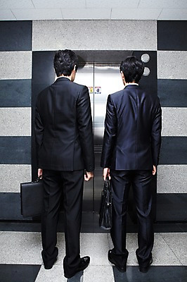 포토 JPG 전신 라이프스타일 남자 맨라이프 포즈 서류가방 가방 비즈니스 모션 성공 회의 건물안 실내 서기 들기 사람 동양인 정장 20대 성인 두명 라이프 뒷모습 비즈니스라이프 모임 한국인 직장인 비즈니스맨 목표 계획 엘리베이터 열정 남자만 성인남자만 청년만 청년남자만 성인만 국내포토 직업 잡화 옷 감정 뷰포인트 컨셉 인종 청년 내부 생활 파일형식