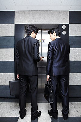 포토 JPG 전신 라이프스타일 남자 맨라이프 포즈 서류가방 가방 비즈니스 모션 성공 회의 건물안 실내 대화 서기 들기 사람 동양인 정장 20대 성인 두명 라이프 뒷모습 비즈니스라이프 모임 한국인 직장인 비즈니스맨 목표 계획 엘리베이터 열정 남자만 성인남자만 청년만 청년남자만 성인만 국내포토 직업 잡화 옷 감정 뷰포인트 컨셉 말하기 인종 청년 내부 생활 파일형식