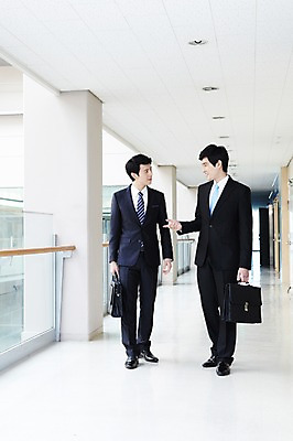 포토 JPG 라이프스타일 남자 맨라이프 포즈 서류가방 가방 비즈니스 모션 성공 회의 건물안 실내 대화 서기 들기 사람 동양인 정장 손짓 20대 성인 두명 라이프 비즈니스라이프 모임 한국인 직장인 비즈니스맨 목표 계획 열정 남자만 성인남자만 청년만 청년남자만 성인만 국내포토 직업 잡화 옷 감정 컨셉 말하기 인종 청년 내부 생활 파일형식