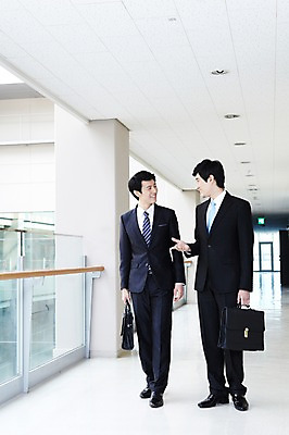 포토 JPG 라이프스타일 남자 맨라이프 포즈 서류가방 가방 비즈니스 모션 성공 회의 건물안 실내 대화 서기 들기 사람 동양인 정장 손짓 20대 성인 두명 라이프 비즈니스라이프 모임 한국인 직장인 비즈니스맨 목표 계획 열정 남자만 성인남자만 청년만 청년남자만 성인만 국내포토 직업 잡화 옷 감정 컨셉 말하기 인종 청년 내부 생활 파일형식