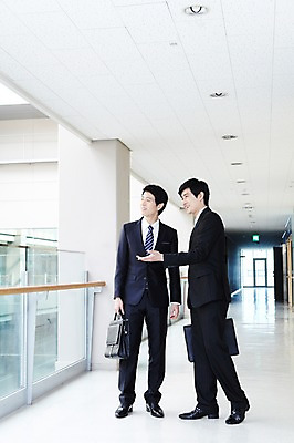 포토 JPG 라이프스타일 남자 맨라이프 포즈 서류가방 가방 비즈니스 모션 성공 회의 건물안 실내 대화 서기 들기 사람 동양인 정장 손짓 20대 성인 두명 라이프 비즈니스라이프 모임 한국인 가리킴 직장인 비즈니스맨 목표 계획 열정 남자만 성인남자만 청년만 청년남자만 성인만 국내포토 직업 잡화 옷 감정 컨셉 말하기 인종 청년 내부 생활 파일형식