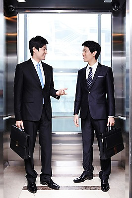 포토 JPG 라이프스타일 남자 맨라이프 포즈 서류가방 가방 비즈니스 모션 성공 회의 건물안 실내 대화 서기 미소 웃음 들기 사람 동양인 정장 손짓 20대 성인 두명 라이프 비즈니스라이프 모임 한국인 직장인 비즈니스맨 목표 계획 엘리베이터 열정 남자만 성인남자만 청년만 청년남자만 성인만 국내포토 직업 잡화 옷 감정 컨셉 표정 말하기 인종 청년 내부 생활 파일형식