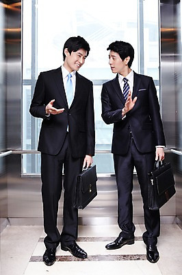 포토 JPG 라이프스타일 남자 맨라이프 포즈 서류가방 가방 비즈니스 모션 성공 회의 건물안 실내 대화 서기 미소 웃음 들기 사람 동양인 정장 손짓 20대 성인 두명 라이프 비즈니스라이프 모임 한국인 직장인 비즈니스맨 목표 계획 엘리베이터 열정 남자만 성인남자만 청년만 청년남자만 성인만 국내포토 직업 잡화 옷 감정 컨셉 표정 말하기 인종 청년 내부 생활 파일형식
