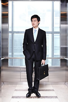 포토 JPG 전신 라이프스타일 남자 맨라이프 포즈 서류가방 가방 비즈니스 모션 건물안 실내 한명 서기 들기 사람 동양인 정장 20대 성인 라이프 비즈니스라이프 한국인 업무 직장인 비즈니스맨 작업실 엘리베이터 외근 남자만 남자한명만 성인남자만 청년만 청년남자만 청년남자한명만 성인한명만 성인남자한명만 성인만 국내포토 직업 1 잡화 옷 인종 청년 내부 생활 작업 파일형식