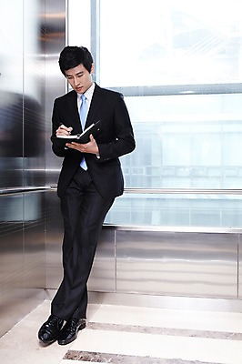 포토 JPG 전신 라이프스타일 남자 맨라이프 포즈 비즈니스 모션 문구용품 건물안 실내 한명 서기 들기 사람 동양인 정장 20대 성인 라이프 비즈니스라이프 필기구 볼펜 다이어리 한국인 메모지 업무 직장인 비즈니스맨 작업실 엘리베이터 남자만 남자한명만 성인남자만 청년만 청년남자만 청년남자한명만 성인한명만 성인남자한명만 성인만 국내포토 직업 1 옷 인종 청년 내부 생활 펜 사무용품 작업 오브젝트 파일형식