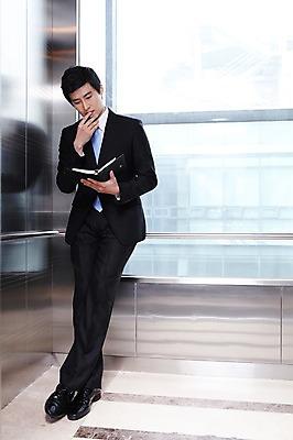 포토 JPG 전신 라이프스타일 남자 맨라이프 포즈 생각 비즈니스 모션 문구용품 건물안 실내 한명 서기 들기 사람 동양인 정장 20대 성인 라이프 비즈니스라이프 필기구 볼펜 다이어리 한국인 메모지 업무 직장인 비즈니스맨 작업실 엘리베이터 고민 남자만 남자한명만 성인남자만 청년만 청년남자만 청년남자한명만 성인한명만 성인남자한명만 성인만 국내포토 직업 1 옷 감정 인종 청년 내부 생활 펜 사무용품 작업 오브젝트 파일형식