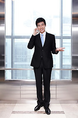 포토 JPG 전신 라이프스타일 남자 맨라이프 포즈 비즈니스 모션 건물안 실내 한명 서기 미소 웃음 들기 사람 동양인 정장 손짓 20대 성인 라이프 비즈니스라이프 스마트폰 핸드폰 한국인 업무 직장인 비즈니스맨 작업실 엘리베이터 통화 남자만 남자한명만 성인남자만 청년만 청년남자만 청년남자한명만 성인한명만 성인남자한명만 성인만 국내포토 직업 1 옷 표정 인종 청년 내부 생활 전자제품 스마트기기 작업 파일형식