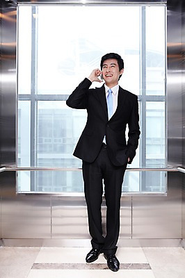 포토 JPG 전신 라이프스타일 남자 맨라이프 포즈 비즈니스 모션 건물안 실내 한명 서기 미소 웃음 들기 사람 동양인 정장 20대 성인 라이프 비즈니스라이프 스마트폰 핸드폰 한국인 업무 직장인 비즈니스맨 작업실 엘리베이터 통화 남자만 남자한명만 성인남자만 청년만 청년남자만 청년남자한명만 성인한명만 성인남자한명만 성인만 국내포토 직업 1 옷 표정 인종 청년 내부 생활 전자제품 스마트기기 작업 파일형식