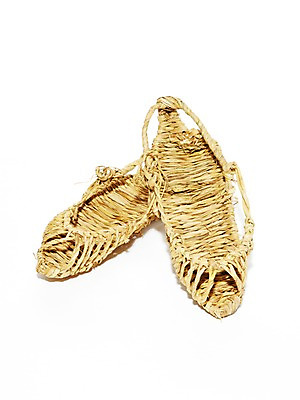 포토 JPG 스튜디오촬영 한국문화 한국전통 전통 잡화 전통문화 문화 생활용품 신발 전통소품 한국 실내 누끼 사람없음 하이앵글 두개 볏짚 오브젝트 공예품 전통공예 한켤레 민속공예 짚신 짚풀공예 국내포토 1 동양문화 아시아 뷰포인트 2 내부 짚 공예 파일형식