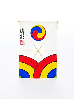 포토 JPG 스튜디오촬영 문자 한국문화 한국전통 전통 문양 전통문화 문화 무늬 놀이 전통소품 한국 실내 누끼 사람없음 한개 놀이용품 전통놀이 한자 연 오브젝트 연날리기 태극 방패연 국내포토 1 동양문화 아시아 내부 파일형식