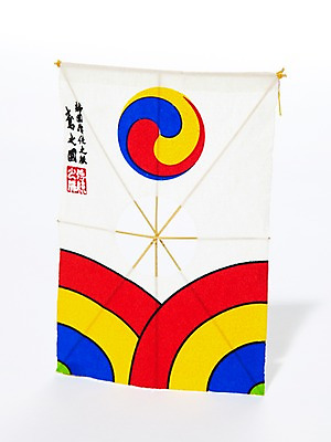 포토 JPG 스튜디오촬영 문자 한국문화 한국전통 전통 문양 전통문화 문화 무늬 놀이 전통소품 한국 실내 누끼 사람없음 한개 놀이용품 전통놀이 한자 연 오브젝트 연날리기 태극 방패연 국내포토 1 동양문화 아시아 내부 파일형식