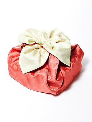 포토 JPG 스튜디오촬영 한국문화 한국전통 전통 전통문화 문화 컬러 생활용품 전통소품 한국 실내 누끼 사람없음 한개 보자기 주머니 실크 오브젝트 매듭 비단주머니 다홍색 쌈지 쌈지주머니 국내포토 1 동양문화 아시아 내부 직물 파일형식 천_직물