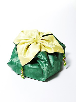 포토 JPG 스튜디오촬영 한국문화 한국전통 전통 전통문화 문화 컬러 생활용품 전통소품 한국 실내 누끼 사람없음 초록색 한개 보자기 주머니 실크 오브젝트 매듭 비단주머니 쌈지 쌈지주머니 국내포토 1 동양문화 아시아 내부 직물 파일형식 천_직물