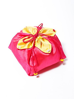 포토 JPG 스튜디오촬영 한국문화 한국전통 전통 전통문화 문화 분홍색 컬러 생활용품 전통소품 한국 실내 누끼 사람없음 하이앵글 한개 주머니 실크 오브젝트 매듭 비단주머니 쌈지 쌈지주머니 국내포토 1 동양문화 아시아 뷰포인트 내부 직물 파일형식