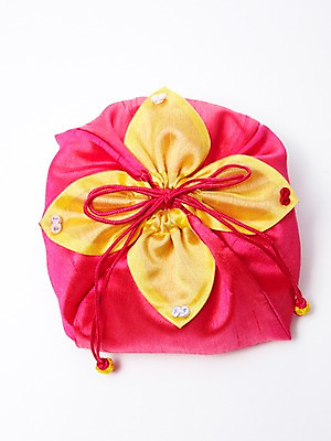 포토 JPG 스튜디오촬영 한국문화 한국전통 전통 전통문화 문화 분홍색 컬러 생활용품 전통소품 한국 실내 누끼 사람없음 하이앵글 한개 주머니 실크 오브젝트 매듭 비단주머니 쌈지 쌈지주머니 국내포토 1 동양문화 아시아 뷰포인트 내부 직물 파일형식