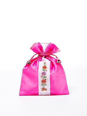 포토 JPG 스튜디오촬영 한국문화 한국전통 전통 전통문화 문화 분홍색 컬러 생활용품 복주머니 전통소품 한국 실내 누끼 사람없음 한개 주머니 실크 오브젝트 매듭 자수 비단주머니 수놓은 국내포토 1 동양문화 아시아 내부 직물 파일형식