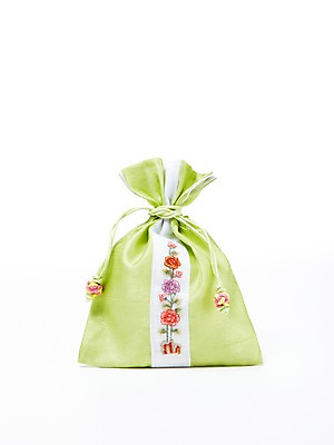 포토 JPG 스튜디오촬영 한국문화 한국전통 전통 전통문화 문화 컬러 생활용품 복주머니 전통소품 한국 실내 누끼 사람없음 초록색 연두색 한개 주머니 실크 오브젝트 매듭 자수 비단주머니 수놓은 국내포토 1 동양문화 아시아 내부 직물 파일형식