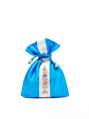 포토 JPG 스튜디오촬영 한국문화 한국전통 전통 전통문화 문화 컬러 생활용품 하늘색 복주머니 전통소품 한국 실내 누끼 사람없음 파란색 한개 주머니 실크 오브젝트 매듭 자수 비단주머니 수놓은 국내포토 1 동양문화 아시아 내부 직물 파일형식