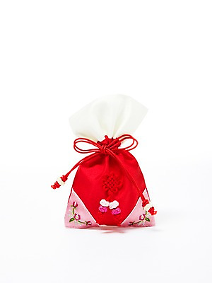 포토 JPG 스튜디오촬영 한국문화 한국전통 전통 전통문화 문화 컬러 생활용품 복주머니 전통소품 한국 실내 누끼 사람없음 빨간색 한개 주머니 실크 오브젝트 매듭 자수 비단주머니 수놓은 국내포토 1 동양문화 아시아 내부 직물 파일형식