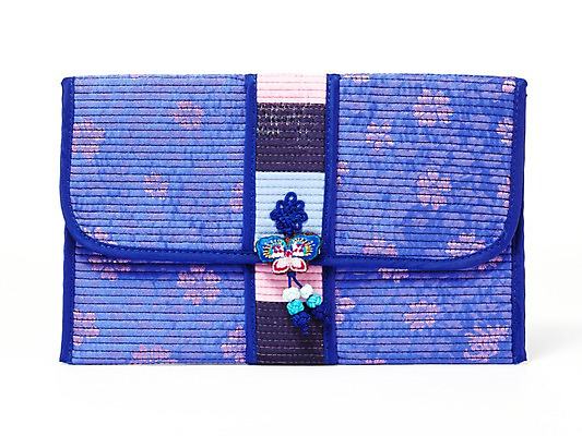 포토 JPG 스튜디오촬영 한국문화 한국전통 전통 전통문화 문화 컬러 생활용품 전통소품 한국 실내 누끼 사람없음 파란색 한개 바느질도구 실크 바늘꽂이 오브젝트 자수 반짓고리 국내포토 1 동양문화 아시아 내부 직물 꽂이 파일형식