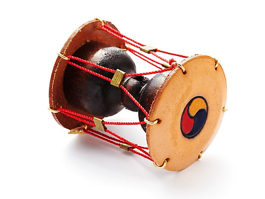 포토 JPG 스튜디오촬영 한국문화 한국전통 전통 전통문화 문화 악기 음악 타악기 전통소품 한국 실내 국악기 국악 누끼 사람없음 한개 풍물놀이 사물놀이 오브젝트 태극 장구 고전악기 민속악기 국내포토 1 동양문화 문양 아시아 문화예술 내부 전통놀이 전통공연 파일형식