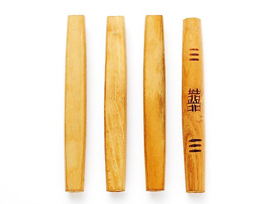 포토 JPG 스튜디오촬영 문자 한국문화 한국전통 전통 전통문화 문화 놀이 전통소품 한국 실내 누끼 사람없음 목재 하이앵글 놀이용품 전통놀이 한자 여러개 게임 게임용품 윷 윷놀이 오브젝트 일렬 국내포토 나무 동양문화 아시아 뷰포인트 다수 재료 내부 파일형식