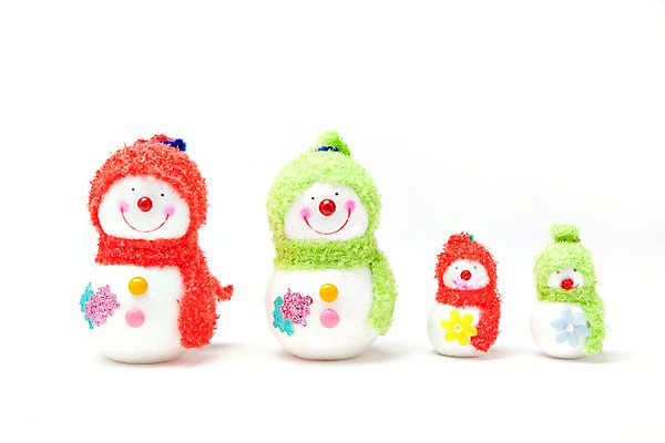 포토 JPG 스튜디오촬영 모자 계절 기념일 인형 컬러 크리스마스장식 크리스마스 겨울 가족 눈사람 크리스마스용품 털모자 실내 누끼 이벤트 사람없음 장식 빨간색 연두색 목도리 여러개 오브젝트 일렬 국내포토 모자_잡화 잡화 다수 관계 내부 초록색 용품 파일형식