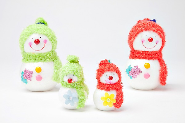 포토 JPG 스튜디오촬영 모자 계절 기념일 인형 컬러 크리스마스장식 크리스마스 겨울 가족 눈사람 크리스마스용품 털모자 실내 누끼 이벤트 사람없음 장식 빨간색 연두색 목도리 여러개 오브젝트 국내포토 모자_잡화 잡화 다수 관계 내부 초록색 용품 파일형식