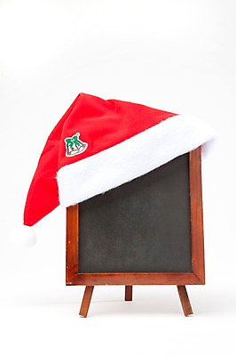 포토 JPG 스튜디오촬영 모자 잡화 계절 기념일 컬러 크리스마스장식 크리스마스 겨울 산타모자 크리스마스용품 알림판 실내 누끼 이벤트 사람없음 장식 빨간색 칠판 오브젝트 메모판 국내포토 내부 용품 파일형식