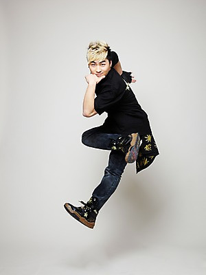 포토 JPG 스튜디오촬영 전신 패션 남자 포즈 모션 실내 힙합 한명 사람 동양인 손짓 20대 성인 청춘 점프 댄서 한국인 춤 브레이크 비보이 역동적 힙합댄스 남자만 남자한명만 성인남자만 청년만 청년남자만 청년남자한명만 성인한명만 성인남자한명만 성인만 국내포토 직업 1 음악 컨셉 문화예술 인종 청년 내부 파일형식