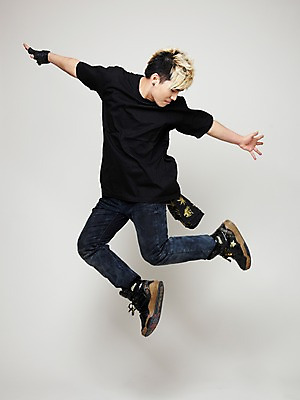 포토 JPG 스튜디오촬영 전신 패션 남자 포즈 모션 실내 힙합 한명 사람 동양인 손짓 20대 성인 청춘 점프 댄서 한국인 춤 브레이크 비보이 역동적 힙합댄스 남자만 남자한명만 성인남자만 청년만 청년남자만 청년남자한명만 성인한명만 성인남자한명만 성인만 국내포토 직업 1 음악 컨셉 문화예술 인종 청년 내부 파일형식