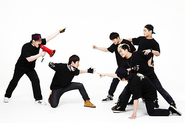 포토 JPG 스튜디오촬영 전신 모자 잡화 패션 남자 포즈 모션 실내 힙합 들기 누끼 사람 동양인 손짓 여러명 20대 성인 청춘 확성기 경쟁 외침 댄서 한국인 춤 브레이크 비보이 역동적 힙합댄스 열정 남자만 성인남자만 청년만 청년남자만 성인만 국내포토 직업 감정 음악 다수 컨셉 문화예술 인종 청년 내부 소리 파일형식