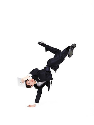 포토 JPG 스튜디오촬영 전신 남자 포즈 비즈니스 모션 실내 힙합 한명 들기 누끼 사람 동양인 정장 20대 성인 컴퓨터 청춘 태블릿 댄서 한국인 춤 비즈니스맨 브레이크 비보이 역동적 남자만 남자한명만 성인남자만 청년만 청년남자만 청년남자한명만 성인한명만 성인남자한명만 성인만 국내포토 직업 1 옷 음악 컨셉 문화예술 인종 청년 내부 전자제품 스마트기기 직장인 파일형식