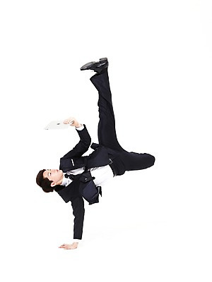 포토 JPG 스튜디오촬영 전신 남자 포즈 비즈니스 모션 실내 힙합 한명 들기 누끼 사람 동양인 정장 20대 성인 컴퓨터 청춘 태블릿 댄서 한국인 춤 비즈니스맨 브레이크 비보이 역동적 남자만 남자한명만 성인남자만 청년만 청년남자만 청년남자한명만 성인한명만 성인남자한명만 성인만 국내포토 직업 1 옷 음악 컨셉 문화예술 인종 청년 내부 전자제품 스마트기기 직장인 파일형식