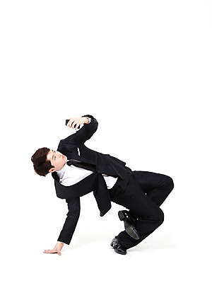 포토 JPG 스튜디오촬영 전신 남자 포즈 비즈니스 모션 실내 힙합 한명 들기 누끼 사람 동양인 정장 20대 성인 스마트폰 청춘 댄서 한국인 춤 비즈니스맨 브레이크 비보이 역동적 남자만 남자한명만 성인남자만 청년만 청년남자만 청년남자한명만 성인한명만 성인남자한명만 성인만 국내포토 직업 1 옷 음악 컨셉 문화예술 인종 청년 내부 핸드폰 스마트기기 직장인 파일형식