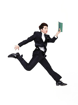 포토 JPG 스튜디오촬영 전신 남자 포즈 비즈니스 모션 실내 힙합 한명 들기 누끼 사람 동양인 정장 20대 성인 책 청춘 독서 점프 펼침 댄서 한국인 춤 비즈니스맨 브레이크 비보이 한권 역동적 남자만 남자한명만 성인남자만 청년만 청년남자만 청년남자한명만 성인한명만 성인남자한명만 성인만 국내포토 직업 1 옷 음악 컨셉 문화예술 인종 청년 내부 직장인 파일형식